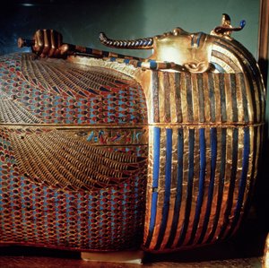 Den innerste kista til Tutankhamun, som viser kongen i Osiride-form som holder sammen kroken og slaglen, fra graven til Tutankhamun (ca. 1370-1352 f.Kr.) New Kingdom (ark gull, lapis lazuli et al) (deta)